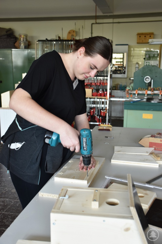 Tatkräftig Hand anlegen hieß es in der Schreinerei