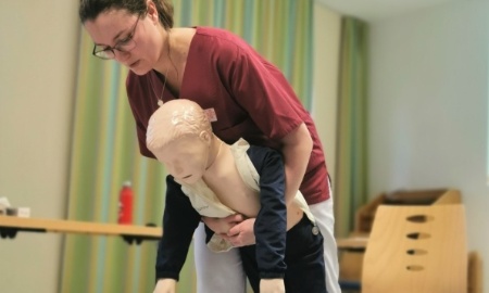 Wie reagiert man in Notfällen bei Kindern und Jugendlichen?