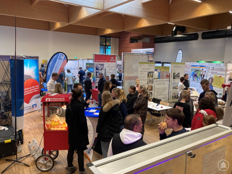 80 Unternehmen und Betriebe präsentieren sich an „Mitmach-Ständen“ auf der Ausbildungs- und Arbeitsbörse des Landkreises.