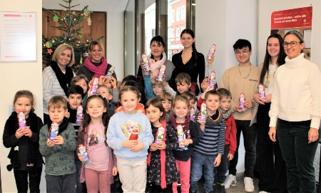 Alle Jahre wieder – Kindergartenkinder lassen Christbaum der Arbeitsagentur Passau erstrahlen!
