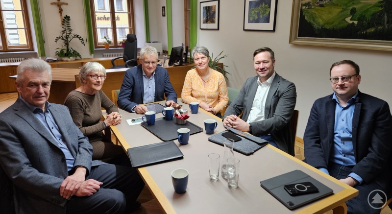 : (v. l.) Altbürgermeister und Krankenhausverwaltungsrat Josef Lamperstorfer, Kreisrätin und Krankenhausverwaltungsrätin Marieluise Erhard, Bürgermeister Christian Escherich, die 3. Bürgermeisterin Erika Schäffner-Hofbauer, MdL Josef Heisl und MdL Stefan Meyer.