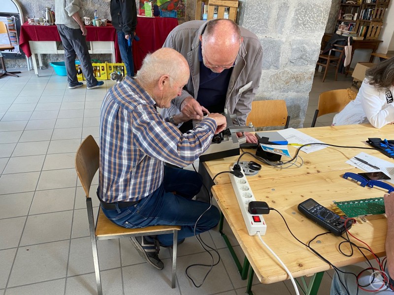 Im September feiert das Reparaturcafé im Kunstraum Waldkirchen sein zweijähriges Jubiläum. Hier zu sehen sind die ehrenamtlichen Helfer (v. l.) Elmar Schwarzmaier und Walter Pöschl bei der gemeinsamen Reparatur eines Projektors.