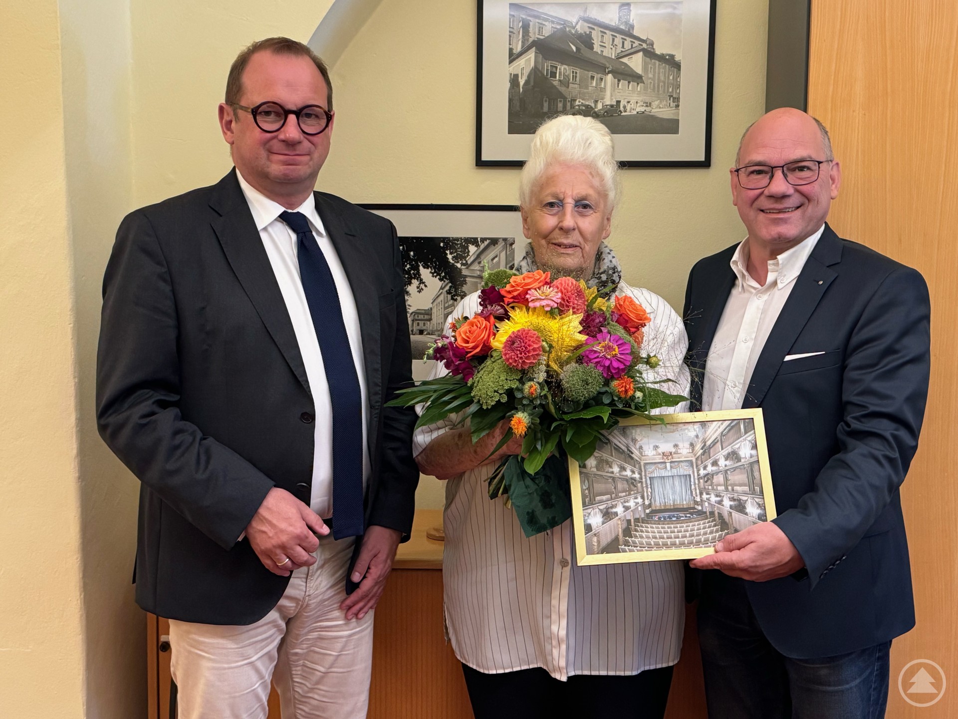 Verabschiedung von Rita Römer durch den Kulturreferenten Dr. Bernhard Forster (links) und den Dienststellenleiter Theater Ralf Schützenberger