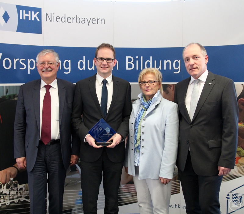 Regierungspräsident Heinz Grunwald, Preisträger Tobias Fuchs, stv. Landrätin Helga Weinberger und IHK-Präsident Thomas Leebmann