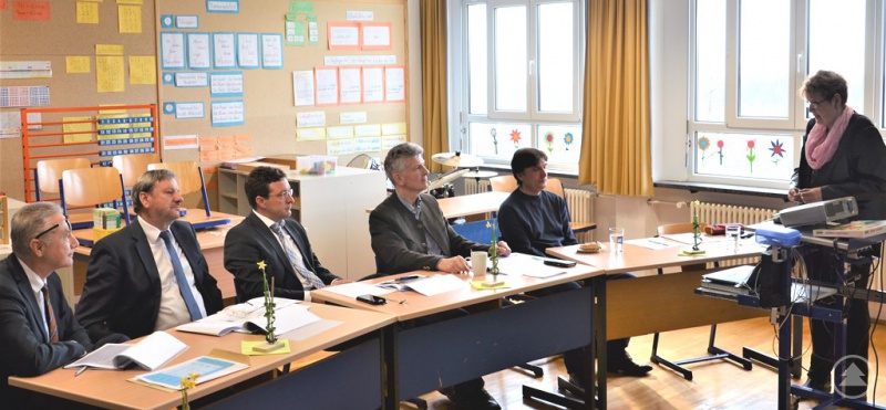 (v.l.) Verbundkoordinator Franz Hurzlmayer, Hohenaus Bürgermeister Eduard Schmid, MdL Max Gibis, MdL und bildungspolitischer Sprecher der CSU-Landtagsfraktion Prof. Dr. Gerhard Waschler, Lehrer Klaus Antreich und Schulleiterin Uta Hoffmann