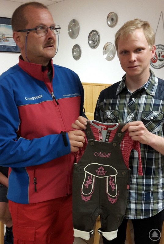 Bereitschaftsleiter Harald Keller (links) und der frischgebackene Vater und Ausbildungsleiter Matthias Stockbauer