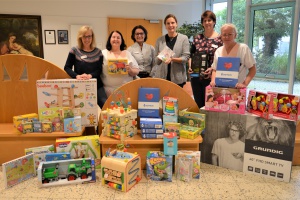 Neue Spielsachen für die Kinder auf Station