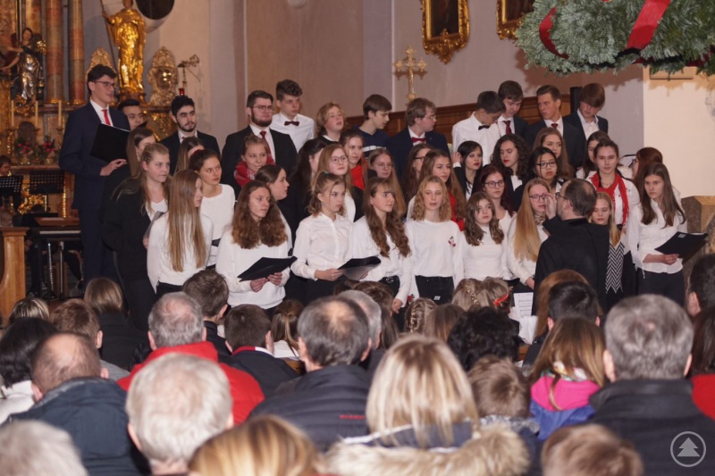 Der Oberstufenchor mit Franz Xaver Oswald.