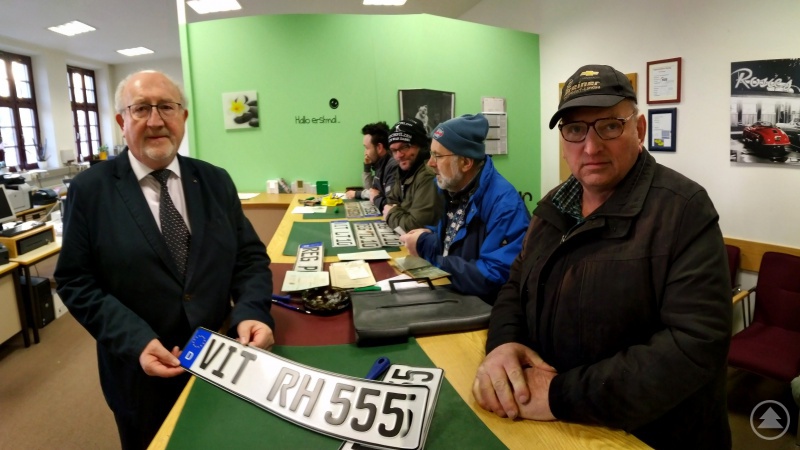 Der Stellvertretende Landrat Erich Muhr (li.) informierte sich vor Ort und war dabei als (v.re.) Heinrich Reisinger, Alois Wurzer, Alfons Kosina und Andreas Timmler die TÜV-Plakette von den alten Kennzeichen kratzten und auf die Zulassung mit neuem VIT-Nummernschild warteten.