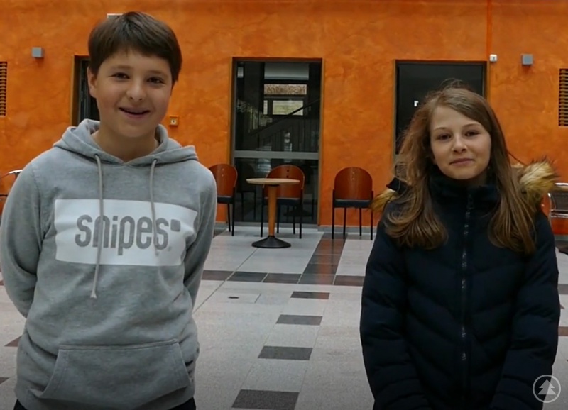 Stolz präsentieren Emilia Gibis und Fabian Springer (beide 5b) das Gymnasium Freyung: In der von den Zehntklässlern Stefan Schmid und Kjell Prent produzierten Schulhausführung als Filmbeitrag übernehmen sie die Hauptrollen.