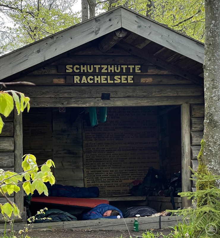 Auch das Campieren in Schutzhütten ist verboten. Diese dienen nur dem Unterstand im Falle eines Unwetters.
