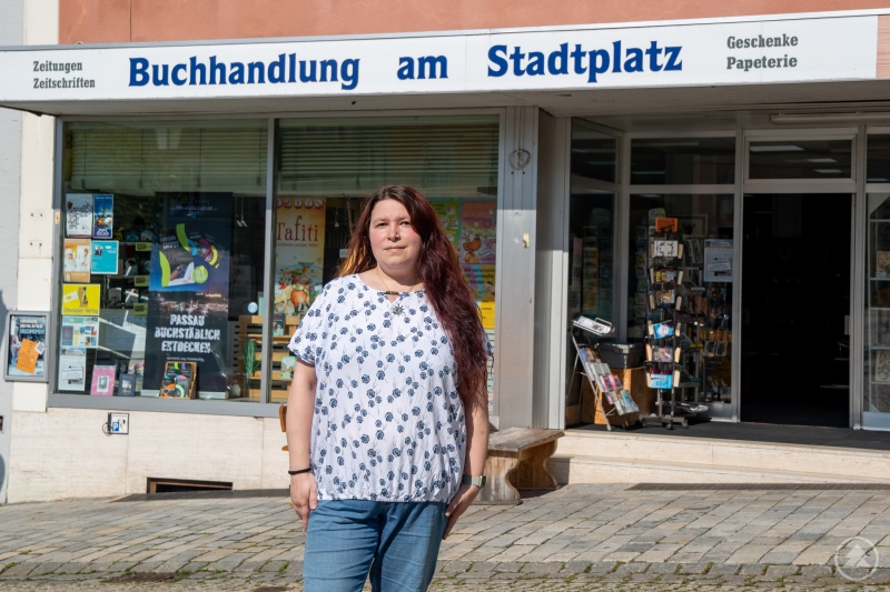 Michaela Nohl vor der Buchhandlung am Stadtplatz Grafenau