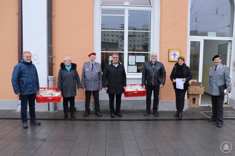 Caritas Bahnhofsmission und Tafeln sind auch im zweiten Pandemie-Winter nach Kräften für ihre Gäste da. Die 1.000-Euro-Spende des SKB Passau hilft gerade an Weihnachten. Bei der Übergabe v. l.: Reinhold Resch, stv. Kreisvorsitzender SKB Passau, Ute Senff, Leiterin der Tafel Passau, Hansjörg Heidorn, Kreisvorsitzender, Caritasvorstand Diakon Konrad Niederländer, Reinhard Keller, Vorsitzender der Tafel Hutthurm, Angelika Leitl-Weber, Leiterin Bahnhofsmission und Manfred Kriszt, Schatzmeister des SKB.