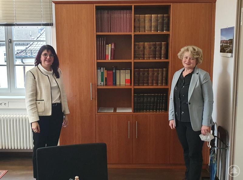 Die SPD-Bundestagsabgeordnete Rita Hagl-Kehl (rechts) im ersten Austausch mit Gisela Schwack (rechts), seit Juli 2021 Präsidentin des Landgerichts Deggendorf.