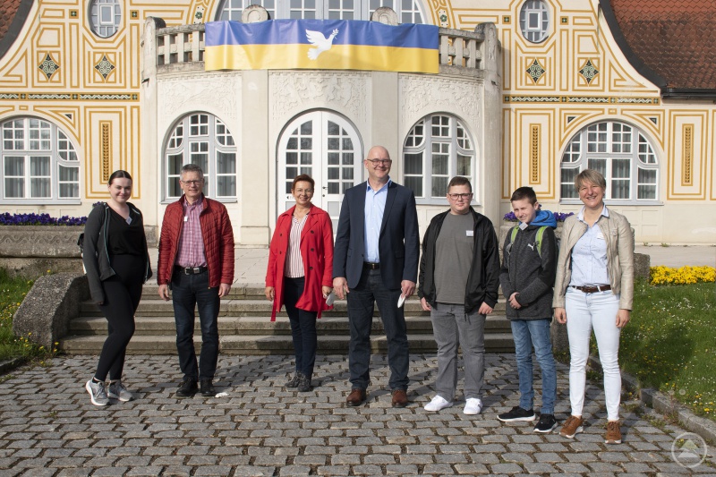 Josef Pirkl, Stellv. Technischer Leiter (2.v.l.), Christine Windorfer, PDL, Stell. Pflegedirektor Hans Hartl (Mitte) und Johanna Brey (rechts) mit den Schnupperlehrlingen am Girls und Boys Day