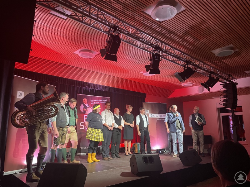 Übergabe des Kunstdruckes von Vereinsmitglied Gerhard Michel-Steppes an die Sängerinnen und Sänger.