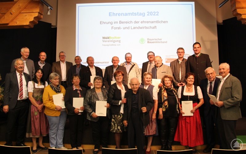 Die 22 Geehrten aus der Land- und Forstwirtschaft im Landkreis