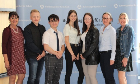 Feierliche Vertragsunterzeichnung für die neuen Auszubildenden