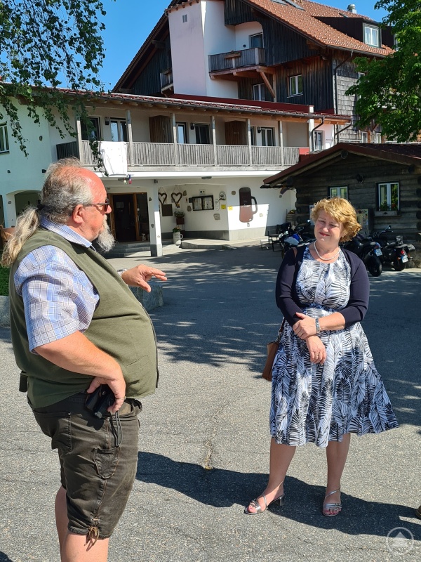 Bei der Begrüßung berichtete Inhaber und Geschäftsführer Bernhard Sitter der SPD-Bundestagsabgeordneten Rita Hagl-Kehl über die Geschichte des Familienbetriebes.