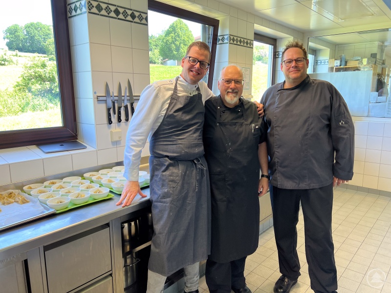 Sie freuen sich über die positive Resonanz der Workshop-Teilnehmer und Gäste. V.L. Sternekoch Axel Krause und die Küchenchefs Dietmar Thoms und Amauri Thalhammer.