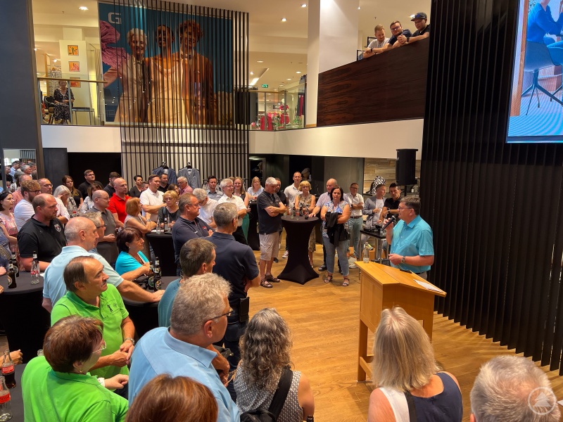 Karl Bosch informierte die interessierten Vereine zu aktuellen rechtlichen Themen für Vereine. Unter den Teilnehmern wurden 20 „Vereinsführerscheine“ im Wert von je 249 € verlost.