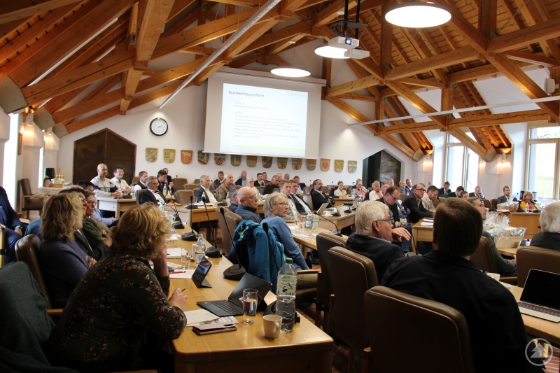 Im Kreistag herrscht großer Konsens darüber, dass weiterhin die bestmögliche Grund- und Regelversorgung für die Bevölkerung durch den Landkreis als alleiniger Träger gewährleistet wird. Hier fraktionsübergreifend gemeinsam mit der Verwaltung des Landkreises und den Verantwortlichen der Kliniken gGmbH sehr gut zusammengearbeitet.