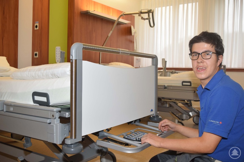 Lucas Ziola bei der Bettenwartung