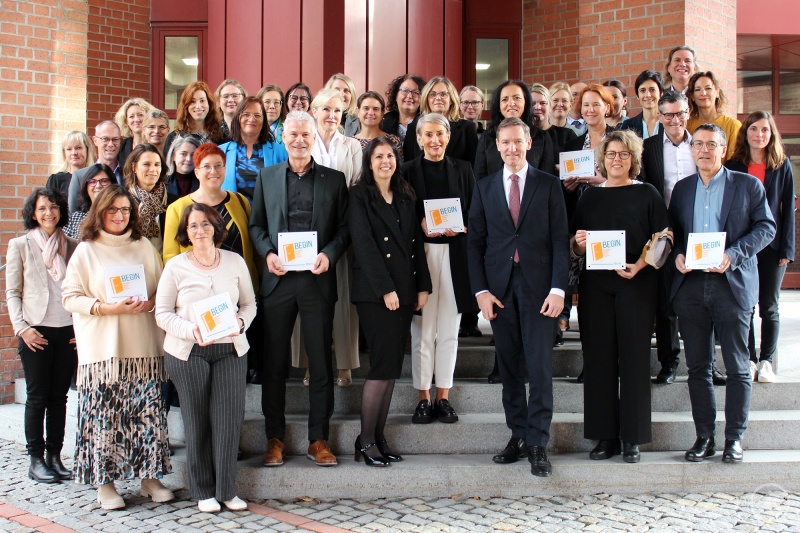 Das Institut für Hören und Sprache in Straubing wurde im Rahmen des Schulentwicklungsprojekts „BegIN“ mit einem Zertifikat ausgezeichnet. Fritz Geisperger (r.) nahm die Urkunde von Regierungspräsident Rainer Haselbeck entgegen.