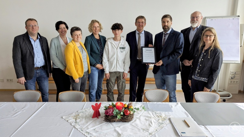 Der Realschule Grafenau wurde in der Externen Evaluation eine hervorragende Qualität bescheinigt (v. links: Elternbeiratsvorsitzender Günther Nama, Verena Lohmann, Alexandra Beer und Daniela Schiller als Vertreter der Lehrkräfte, Schülersprecher Leon Schönberger, Ministerialbeauftragter Manfred Brodschelm, Schulleiter Ferdinand Klingelhöfer, Konrektor Martin Weiß, Mitglied der erweiterten Schulleitung Petra Sigl).