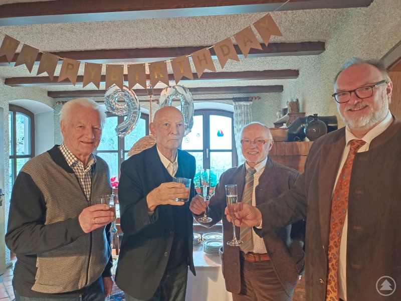 Ein Prosit zum 90. Wiegenfest: Oberbürgermeister Jürgen Dupper (von rechts), Stadtrat Siegfried Kapfer, Vorsitzender der LG Passau und DJK-Diözesanvorsitzender, Jubilar Dr. Karl Geisenberger sowie Peter Fahrnholz, Ehrenvorsitzender der LG Passau.