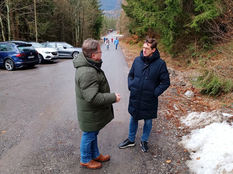 Hier soll das neue Walderlebniszentrum der Bayerischen Forstverwaltung entstehen: Bürgermeister Joachim Haller und MdL Dr. Stefan Ebner beim Ortstermin am Silberberg