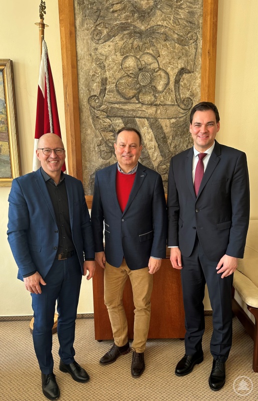 Landrat Sebastian Gruber (v.r.n.l.) mit dem Bürgermeister von Prachatitz und Abgeordneten im tschechischen Parlament Jan Bauer und Geschäftsführer der EUREGIO Kaspar Sammer.