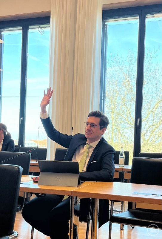  MdL Dr.  Stefan Ebner berichtet im zuständigen Haushaltsausschuss des Bayerischen Landtags