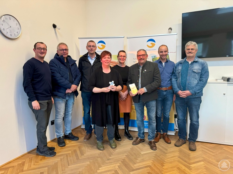 Informierten sich über die breiten Angebote der Hospizarbeit im Landkreis Freyung-Grafenau: (von links nach rechts) Stellv. CSU-Ortsvorsitzender Ludwig König, Dr. Thomas Motzek-Noé, 3. Bürgermeister Christoph Endl, Hospiz-Koordinatorin Silvia Wagner-Meier, Hospiz-Vorstandsmitglied Stilla Bruckbauer, CSU-Ortsvorsitzender Otto Christoph, Stadtrat Dr. Sebastian Weber und Walter Mini.