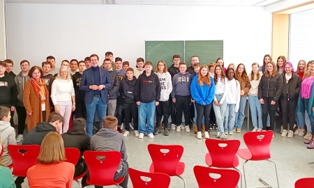 Schülerinnen und Schüler im Dialog mit der Politik