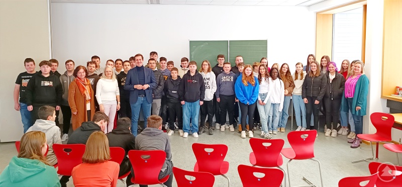 Gruppenfoto im Nachgang eines intensiven Austauschs: Die Schülerinnen und Schüler der 8. Klassen der Mittelschule Freyung mit CSU-Landtagsabgeordneten Dr. Stefan Ebner.