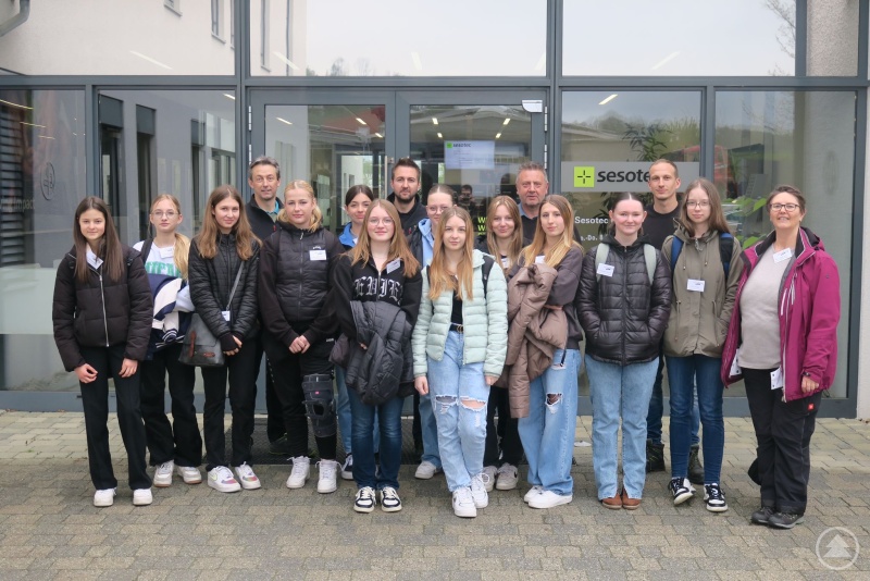 Die Teilnehmerinnen der Girls‘ Day Akademie an der Realschule Grafenau mit ihrer Betreuerin Petra Stadlhuber (rechts) besuchten die Firma Sesotec in Schönberg (hi. v. links die beiden Ausbildungsleiter Alois Fuchs und Thomas Biebl, sowie Dieter Sprenzinger und Fabian Schuster).