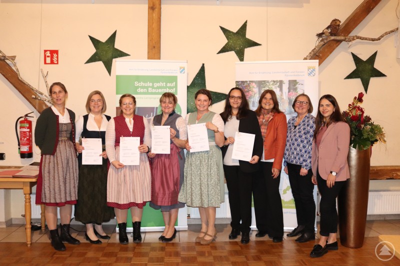 Fünf Absolventinnen aus Niederbayern schlossen das Seminar zur Be-triebszweigentwicklung Erlebnisbäuerin/Erlebnisbauer erfolgreich ab. v.l. Margit Maier (AELF FF, Seminarleitung), Elisabeth Aue (Erlebnisbäuerin Landkreis Passau) und weitere Erlebnisbäuerinnen aus Niederbayern, Regine Wiesend (StMELF), Theresia Nüsslein (LfL), Anna Weichenberger (AELF Passau, Ansprechpartnerin für Erlebnis Bauernhof)