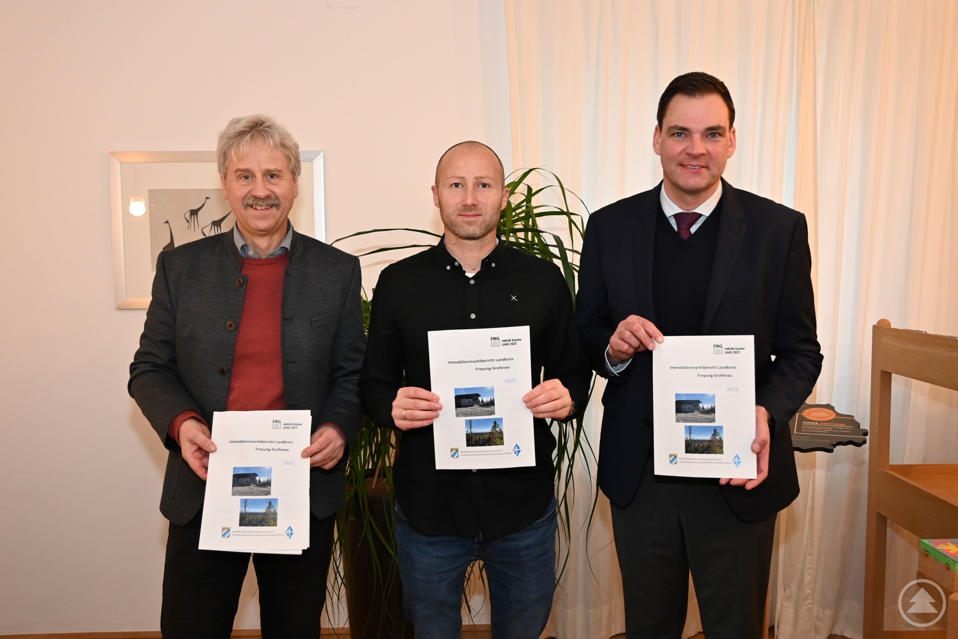 Stellten zusammen den Immobilienmarktbericht 2023 vor: Landrat Sebastian Gruber (rechts) zusammen mit Regierungsdirektor Heinrich Höcherl (links) und Andreas Dötter von der Geschäftsstelle Gutachterausschuss