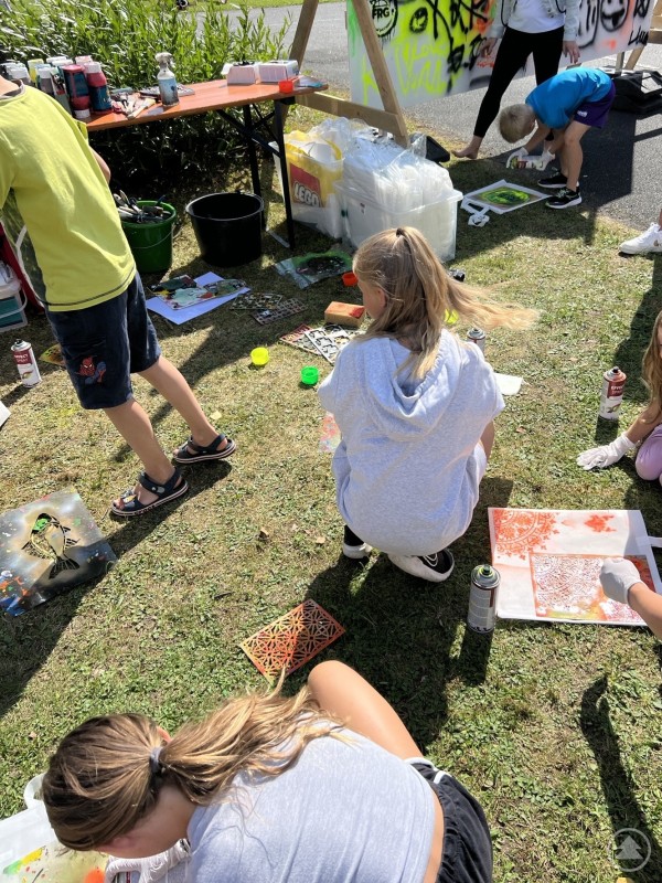 Die Nachwuchskünstler*innen experimentierten mit unterschiedlichen Farben und Materialien.