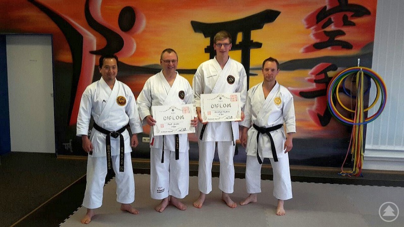 Paul Gruber und Christoph Kaufmann mit den Prüfern Masataka Ohshita und Thomas Geiger