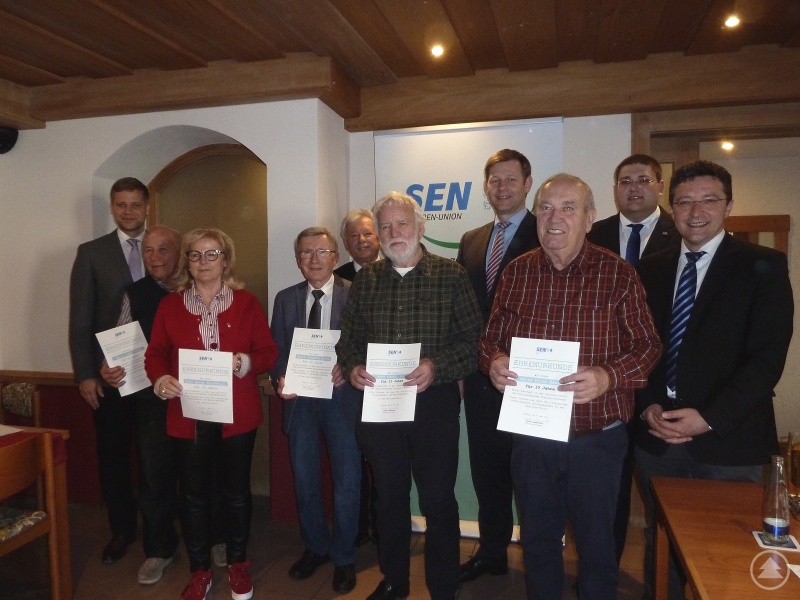 Ehrungen für 10 und 15 Jahre Mitgliedschaft: von links nach rechts: CSU-Kreisvorsitzender Dr. Olaf Heinrich, Franz Kosak, stellvertretende Landrätin  Helga Weinberger, Joachim Schewiola, Kreisvorsitzender Günter Obermüller, Herbert Noe, MdB Thomas Erndl, Fritz Gibis, JU-Ortsvorsitzender Christoph Weishäupl und MdL Max Gibis.