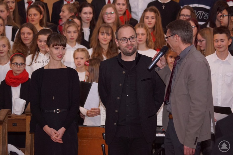 Schulleiter Christian Schadenfroh mit den beiden Musiklehrkräften Carolin Freiss und Franz Xaver Oswald.