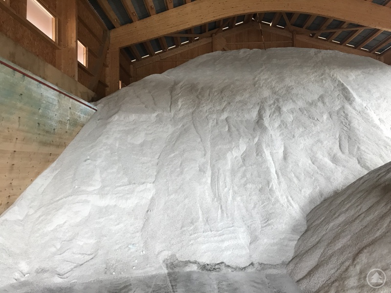 Die Salzlager sind gut gefüllt und die Maschinen gewartet: Der Landkreis Freyung-Grafenau blickt dem anstehenden Winter zuversichtlich entgegen.