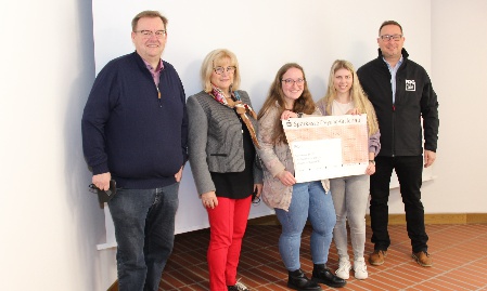 Kuchenverkauf am Landratsamt: Landkreis spendet 500 Euro für Ukraine-Hilfe