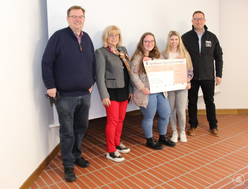 Der geschäftsführende Vorstand des Kreis-Caritasverbandes Freyung-Grafenau Josef Bauer (v.l.) freut sich zusammen mit der stellvertretenden Landrätin Helga Weinberger und den beiden Vertreterinnen der Jugend- und Auszubildendenvertretung Lena Eller und Jessica Roßgoderer sowie mit dem Personalratsvorsitzenden Alexander Bertelshofer über die Spendensumme.