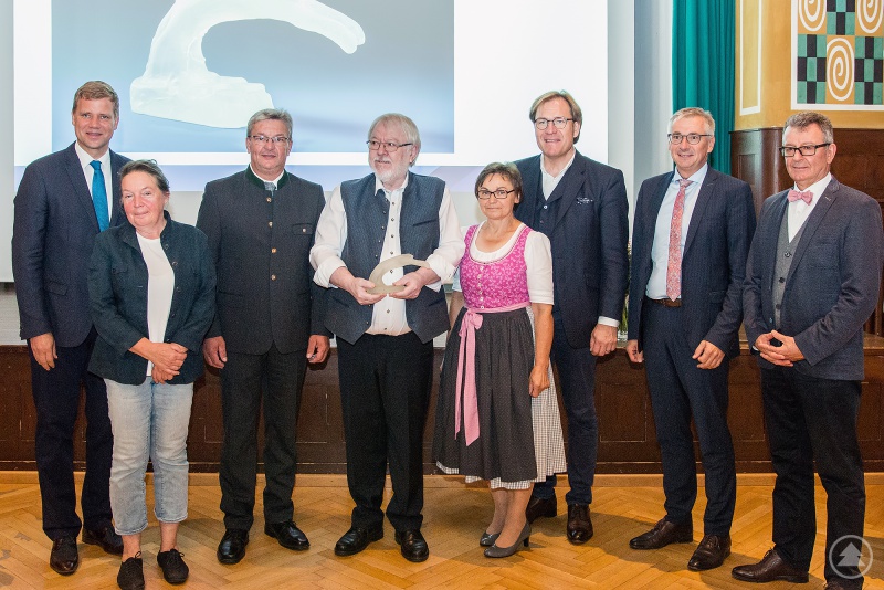 v. l.: Bezirkstagspräsident Dr. Olaf Heinrich, Architektin Monika Dietrich, Anton Kargel, erster Bürgermeister der Gemeinde Moosthenning, Elmar und Sonja Spanner, Bezirkstagsvizepräsident Dr. Thomas Pröckl, Werner Bumeder, Landrat Dingolfing-Landau, und Bezirksheimatpfleger Dr. Max Seefelder