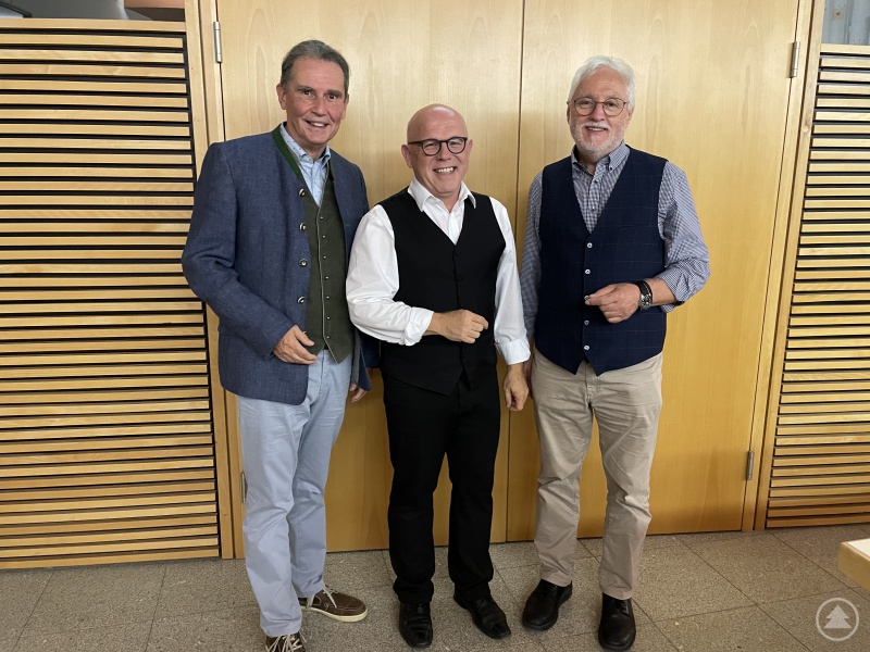 v. l. Bernd Bachhuber (stv. Vorstand Kulturforum Schönberg), Jürgen Kirner (Couplet-AG) und Vorstand Peter Siegert.