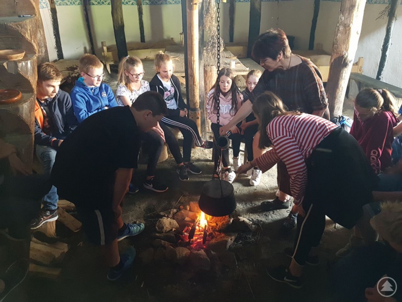 Keltische Kulturtechniken erprobten die Sechstklässler in Gabreta: Sie brauten einen Zaubertrank...