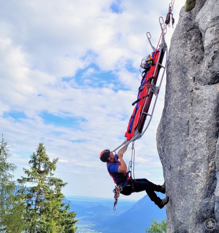 Christine Lagerbauer beim Abseilen zum Verletzten.